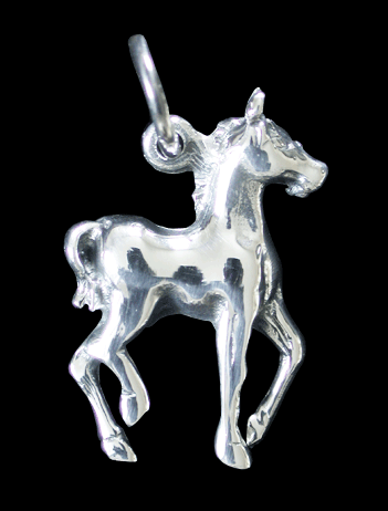 Häst i trav silver halsband.