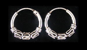12 mm. Mönstrad öronring i Äkta silver.