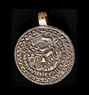 Brakteat hänge i brons - En beskyddande amulett.