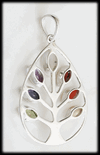 Konstnärligt och mycket elegant halsband med Livets träd och chakra stenar.