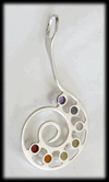 Spiral halsband med chakra stenar.