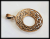 Hängsmycke keltisk cirkel i brons.