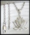 Vackert halsband med en lotusblomma i silver.