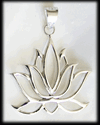 Vackert halsband med en lotusblomma i silver.