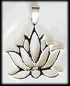 Vackert halsband med en lotusblomma i silver.