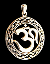 Hängsmycke i brons med Aum / Ohm i Äkta silver.