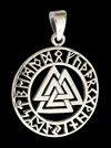 Valknut hänge i Äkta silver. Här kantad av futharken.