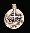Halsband med vikingaskepp i brons.