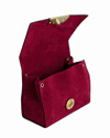 Vinröd handväska för ring eller annat smycke.