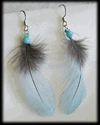Äkta fjäderörhänge med silverkrok.
