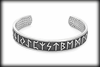 Rejält Futharken armband i rostfritt stål.