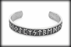 Rejält Futharken armband i rostfritt stål.