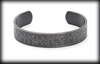 Futharken armband i grått rostfritt stål.