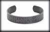 Futharken armband i grått rostfritt stål.