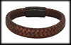 Ett annorlunda läderarmband i tegelbrun färg med inslag av svart.