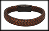 Ett annorlunda läderarmband i tegelbrun färg med inslag av svart.