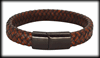 Ett annorlunda läderarmband i tegelbrun färg med inslag av svart.