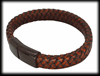 Ett annorlunda läderarmband i tegelbrun färg med inslag av svart.