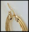 Eleganta guldpläterade stålörhängen 38 mm i diameter.