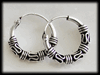 14 mm. Mönstrad öronring i Äkta silver.