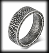 8 mm. Keltisk ring i grått rostfritt stål.