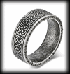 8 mm. Keltisk ring i grått rostfritt stål.