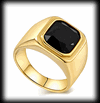 Klackring med svart sten i guldpläterat rostfritt stål.
