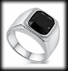 Klack ring med svart sten i rostfritt stål.
