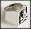 Klackring med dödskalle i Äkta silver.