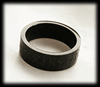 8 mm. Fet runring i svart rostfritt stål.