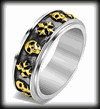 8.4 mm. Guldpläterad spinner ring med dödskallar.