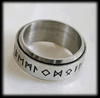 8.8 mm. Spinner ring med runor i rostfritt stål.
