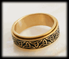 7.8 mm. Guldpläterad spinner ring med keltiskt mönster.