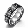 8 mm. Spinner ring med runor i rostfritt stål.