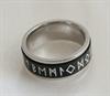 8 mm. Spinner ring med runor i rostfritt stål.