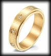 6 mm. Guldpläterad spinner ring med stjärnor.