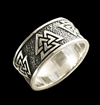 Snygg silverring med Valknut.